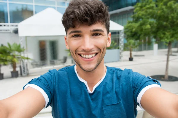 Giovane uomo prendendo selfie — Foto Stock