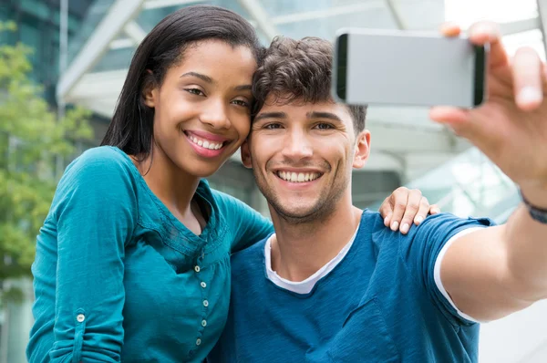 Genç çift selfie çekiyor. — Stok fotoğraf