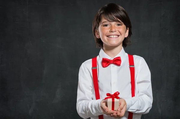 Ragazzo che tiene piccola scatola regalo — Foto Stock