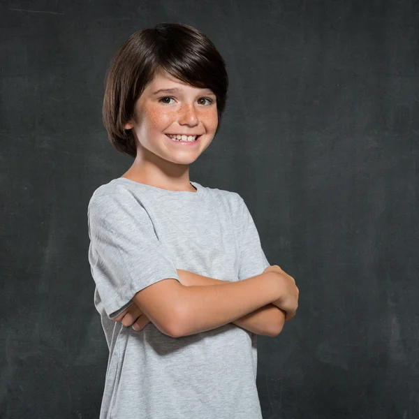 Boldog fiatal fiú mosolyogva — Stock Fotó