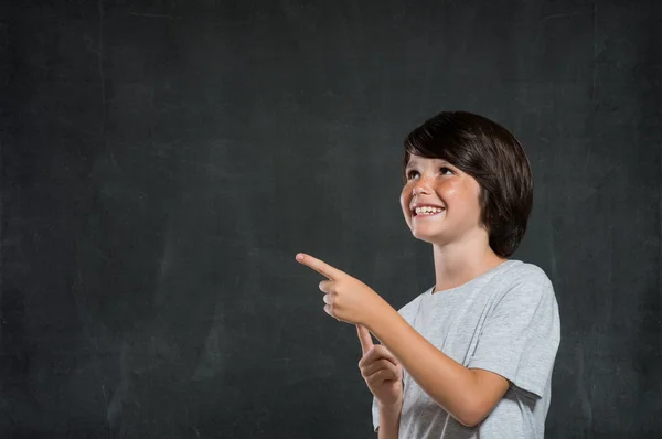 Jongen wijzend op kopie ruimte — Stockfoto