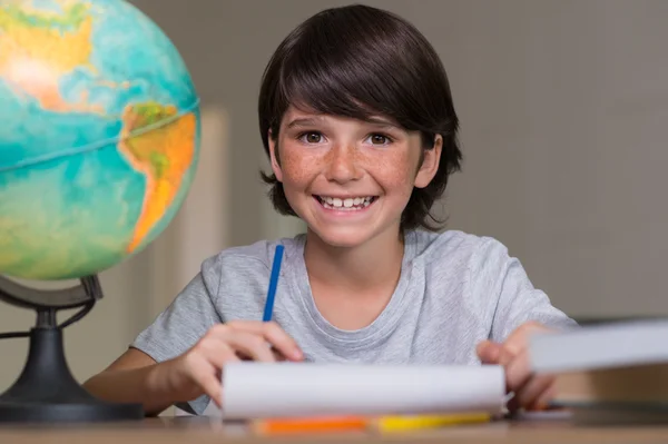 Porträt eines Jungen bei den Hausaufgaben — Stockfoto