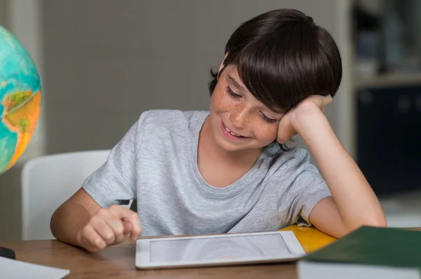 Junge nutzt digitales Tablet — Stockfoto