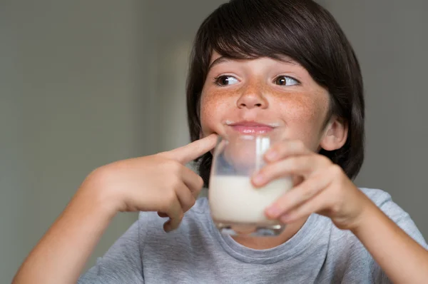 Jonge jongen consumptiemelk — Stockfoto