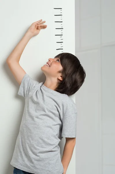 Jongen meten zijn hoogte — Stockfoto