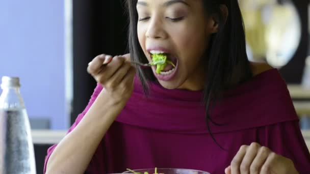 Девушка ест свежий салат — стоковое видео