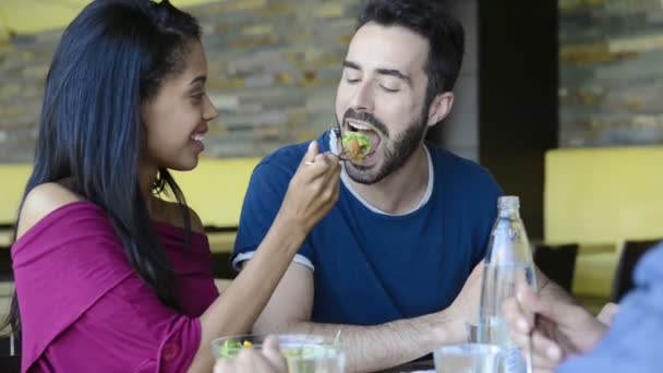 Mujer joven alimentando ensalada al hombre — Vídeos de Stock