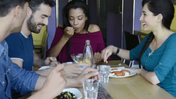 Amigos felices en la cafetería — Vídeos de Stock