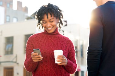 mutlu bir kadın telefon kullanma