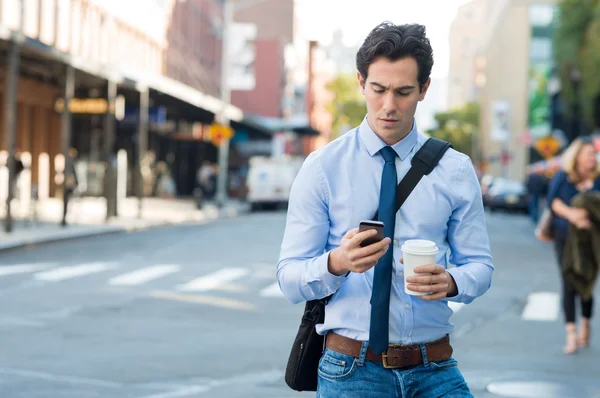 Mann telefoniert mit SMS — Stockfoto