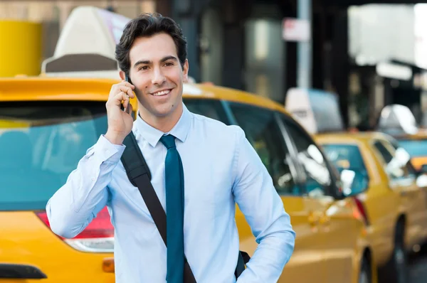 Businessman talking on phone — Stock Photo, Image