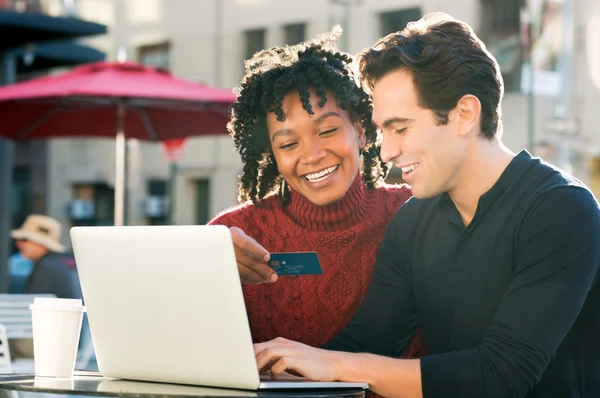 Paar geht mit Kreditkarte online — Stockfoto