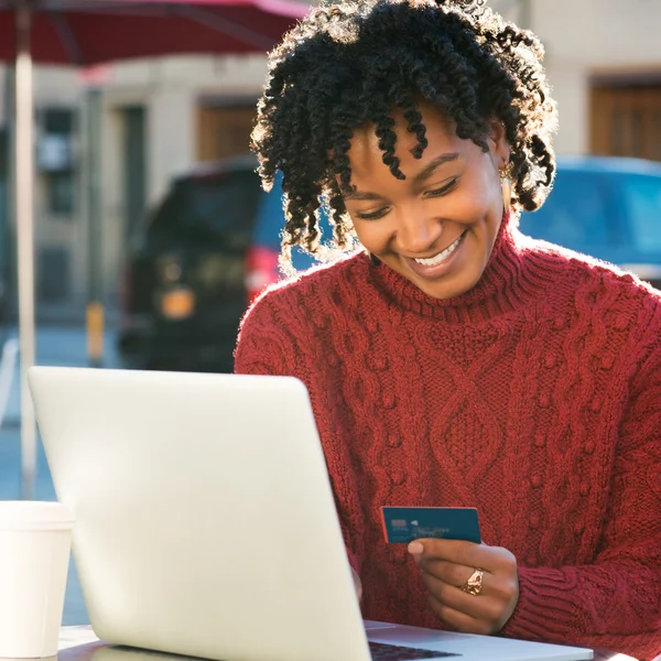 Betalning online med kreditkort — Stockfoto