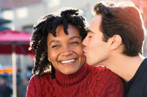 Pareja enamorada besándose — Foto de Stock