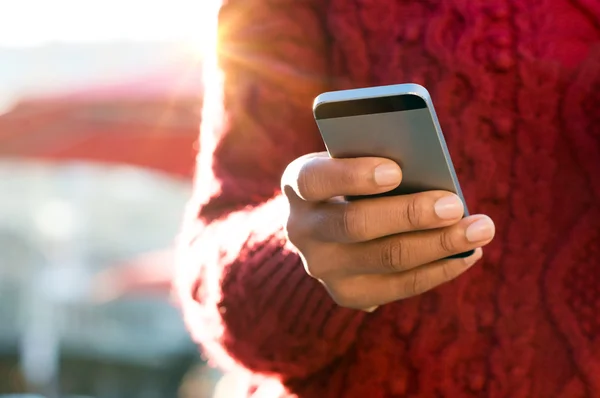 Frau tippt am Telefon — Stockfoto