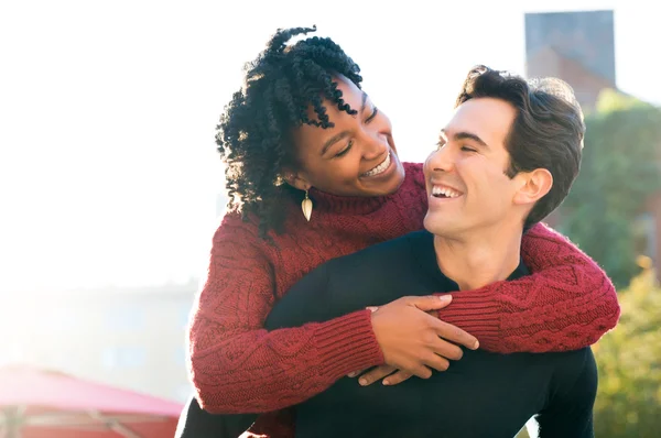 Pareja piggyback al aire libre —  Fotos de Stock