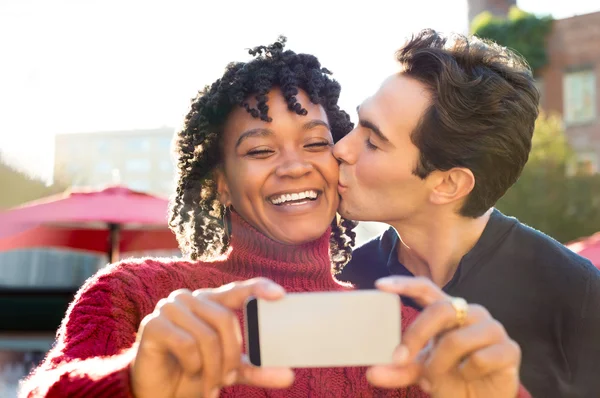 Unga par som tar selfie — Stockfoto