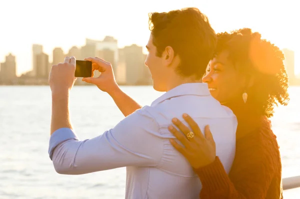 Jeune couple prenant des photos — Photo