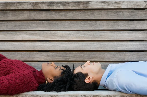 Par liggande på rygg och tänkande — Stockfoto