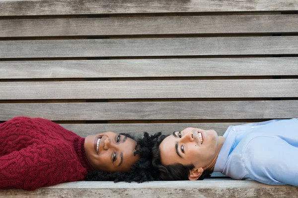 Sorridente coppia sdraiata — Foto Stock