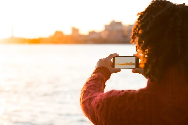 Mladá žena fotí — Stock fotografie