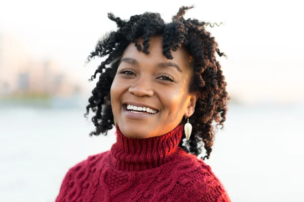 Sonriente mujer africana feliz — Foto de Stock