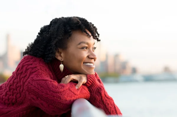 Mujer pensando al aire libre — Foto de Stock