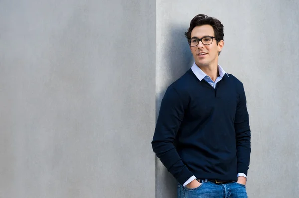 Joven hombre de negocios sonriente — Foto de Stock