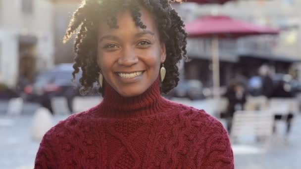 Mujer feliz sonriendo — Vídeos de Stock