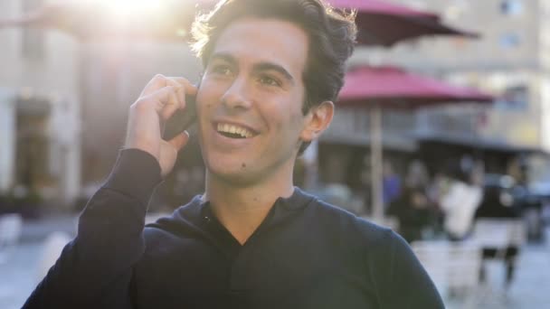 Człowiek uśmiecha się do telefonu — Wideo stockowe