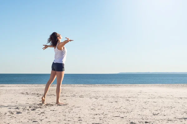 Young freedom woman at beach — Stock Photo, Image
