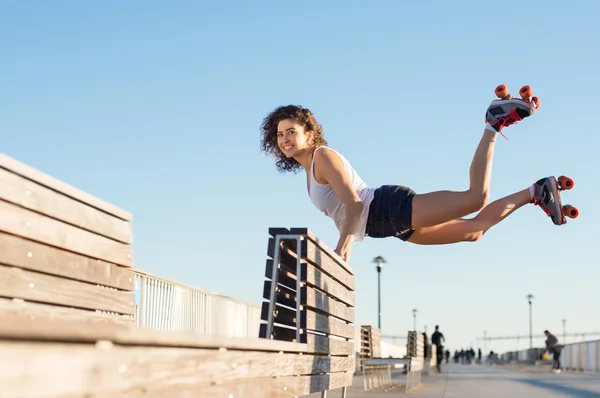 Жінка стрибає з роликами — стокове фото