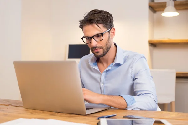 Biznesmen pracujący na laptopie — Zdjęcie stockowe