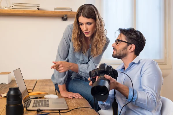 Photographer and his assistant — Stock Photo, Image