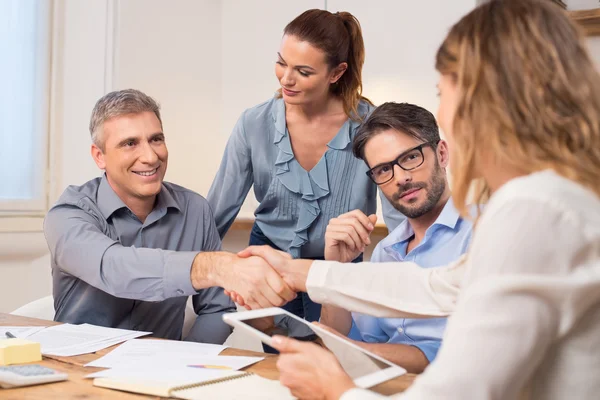 Geschäftlicher Händedruck während des Treffens — Stockfoto