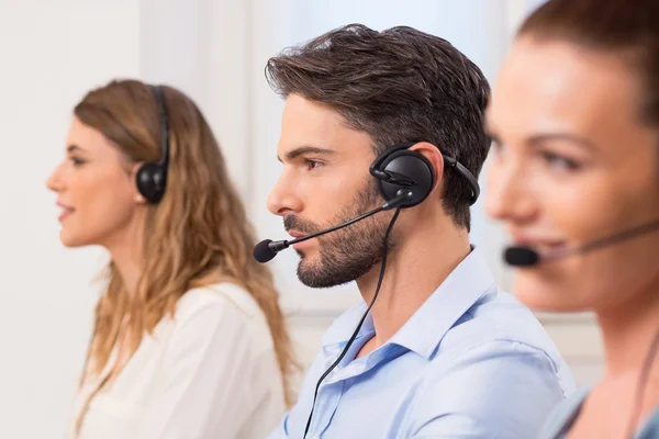 Homem trabalhando em call center — Fotografia de Stock