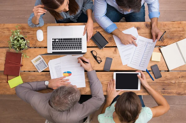 Les gens d'affaires travaillant sur le bureau — Photo