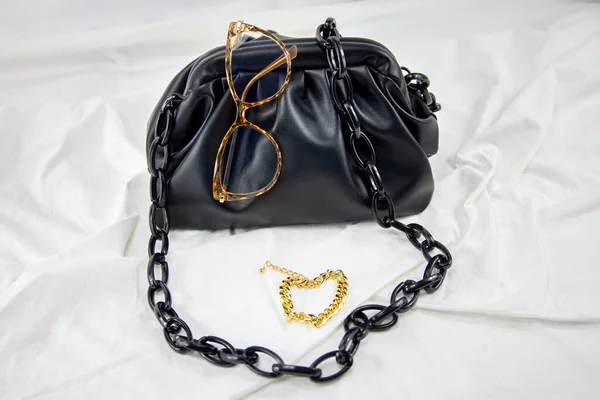 Bolso Mano Para Mujer Con Gafas Sol Negras Sobre Fondo — Foto de Stock