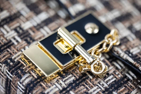 Nahaufnahme Des Schlosses Einer Damenhandtasche Stoffbeutel Mit Goldverschluss Modekonzept Damenhandtasche — Stockfoto
