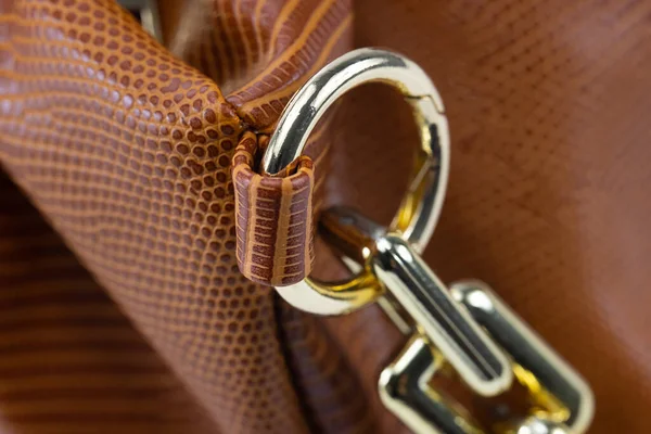 Nahaufnahme Der Kette Einer Damenhandtasche Ledertasche Mit Goldband Modekonzept Damenhandtasche — Stockfoto