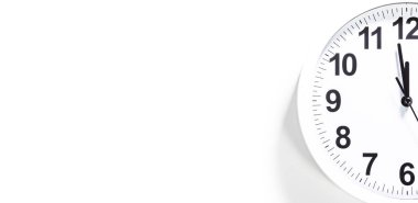 Saat 12 'ye 5 var, zaman işliyor. Beyaz Gözcü saat 12 'ye 5 var diyor. Saat 12 'ye beş kala duvar saatine yaklaş. Zaman azalıyor. Kopyalama alanı olan beyaz arkaplan