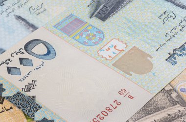 Rial 'a yakın, Yemen Cumhuriyeti' nin banknotları. Rials 'ın ön plan sanat tasarımının detaylı bir görüntüsü. Detaylı para arka plan duvar kağıdı. Arap ülkesinin döviz banknotları. 500 Rial Yemen