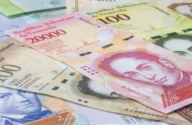 Güney Amerika ülkesi Venezuela 'nın para birimine yakın. Yüksek enflasyon ve zayıf ekonomi banknotların değerini artırır. Bolivares veya Bolivar Venezuela Cumhuriyeti 'nin parası 