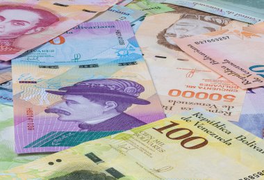 Güney Amerika ülkesi Venezuela 'nın para birimine yakın. Yüksek enflasyon ve zayıf ekonomi banknotların değerini artırır. Bolivares veya Bolivar Venezuela Cumhuriyeti 'nin parası 