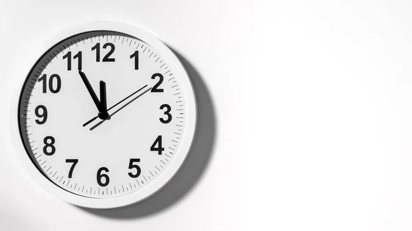 Saat 12 'ye 5 var, zaman işliyor. Beyaz Gözcü saat 12 'ye 5 var diyor. Saat 12 'ye beş kala duvar saatine yaklaş. Zaman azalıyor. Kopyalama alanı olan beyaz arkaplan