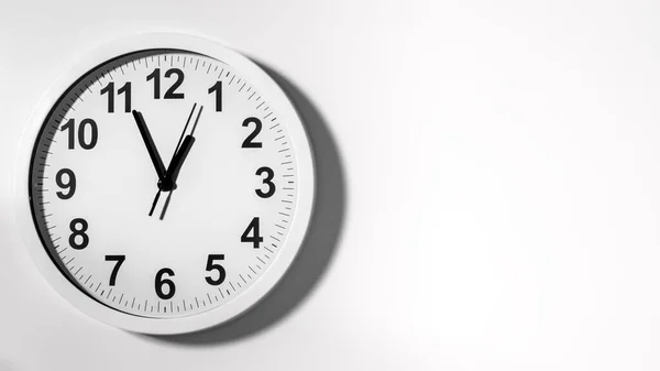 Saat 12 'ye 5 var, zaman işliyor. Beyaz Gözcü saat 12 'ye 5 var diyor. Saat 12 'ye beş kala duvar saatine yaklaş. Zaman azalıyor. Kopyalama alanı olan beyaz arkaplan