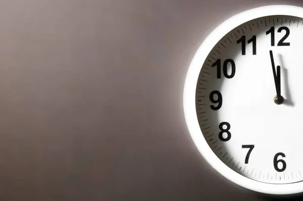 壁時計の白い時計の顔は時間を示しています もうすぐ１２時だ 原子科学者の最新の報告書によると ドームの時計は100秒から12秒です 人類のために時間が尽きている — ストック写真