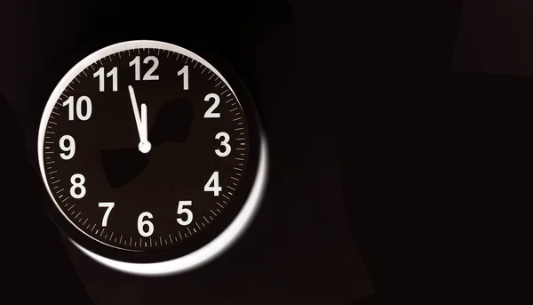黑钟面的墙上时钟显示的时间 快到12点了 原子科学家的最新报告显示 末日钟在12点100秒后到达 人类的时间不多了 — 图库照片