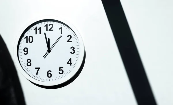 Cara Relógio Branca Relógio Parede Mostra Horas Perto Das Horas — Fotografia de Stock