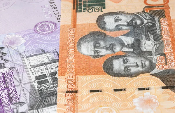 接近多米尼加共和国的Pesos 加勒比国家的纸钞 详细记录了一百个大数字和序列号 详细的资金背景墙纸 — 图库照片